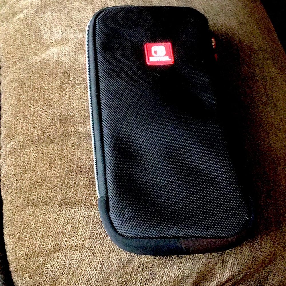Nintendo Switch Case Comes with a game card case has four holds .